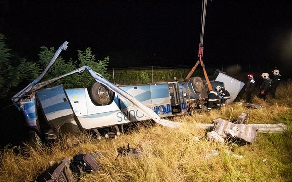 Svájci busz borult fel az M1-es autópályán, tizennégy sérült