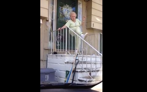 Így nyomja a táncot a 88 éves néni