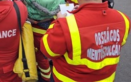 Őrjöngve ütötte meg a mentőápolót Győrben 