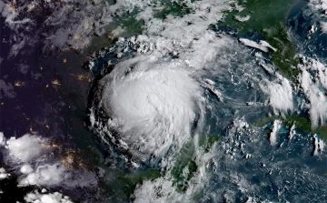 Franciaországig sodort a hurrikán egy amerikai hirdetőtáblát
