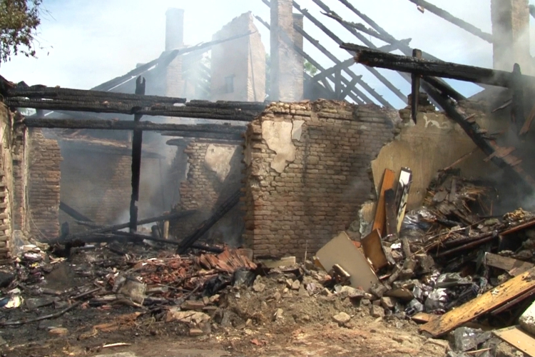 Teljes terjedelmében égett egy ház Abdán