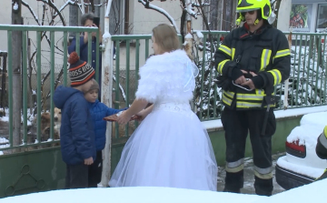 Rászoruló családokat ajándékoztak meg a győrszentiváni tűzoltók