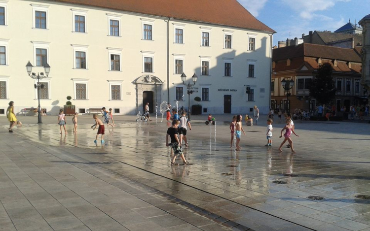 Szökőkutat lopott a Széchenyi térről 