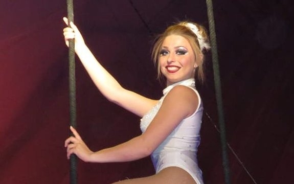 Drámai baleset a cirkuszi turnén – Lezuhant a trapézról a magyar artistalány