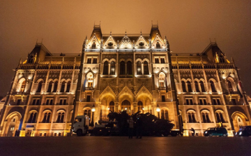 Ma állítják fel a 20 méter magas Ország Karácsonyfáját