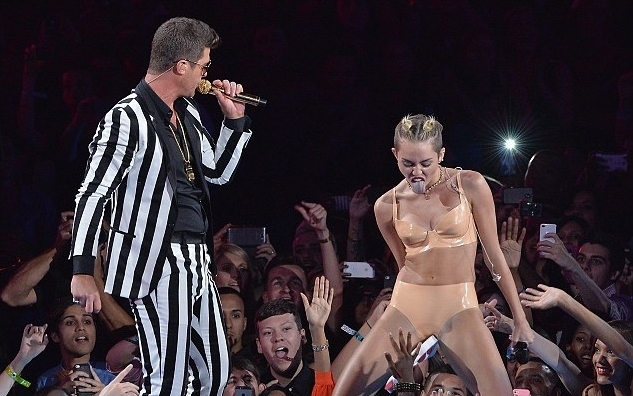 Miley Cyrust még a sztárok is döbbentek nézték az MTV díjátadó gálán 