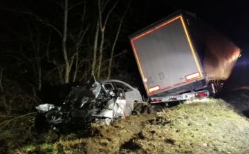 Halálos baleset Ajkánál: Szörnyethalt a kamionnal karambolozó sofőr 