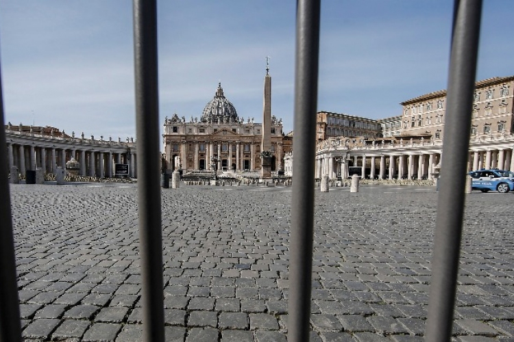 Kiürültek Róma utcái: Lezárták a Szent Péter teret és a Szent Péter- bazilikát