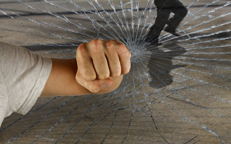 Vascsővel verte szét a traktor ablakát