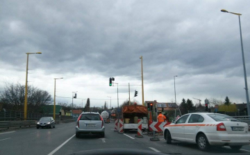 Mi lassítja a forgalmat két napja a Széchenyi hídon?