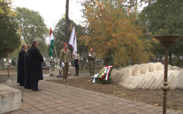 Koszorúzás és megemlékezés