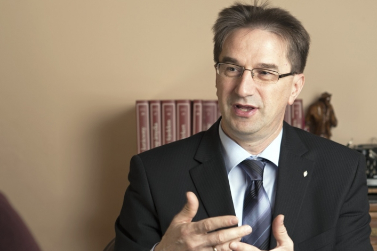 Csak bíró engedélyezheti a lehallgatást és maximum egy évig tarthat