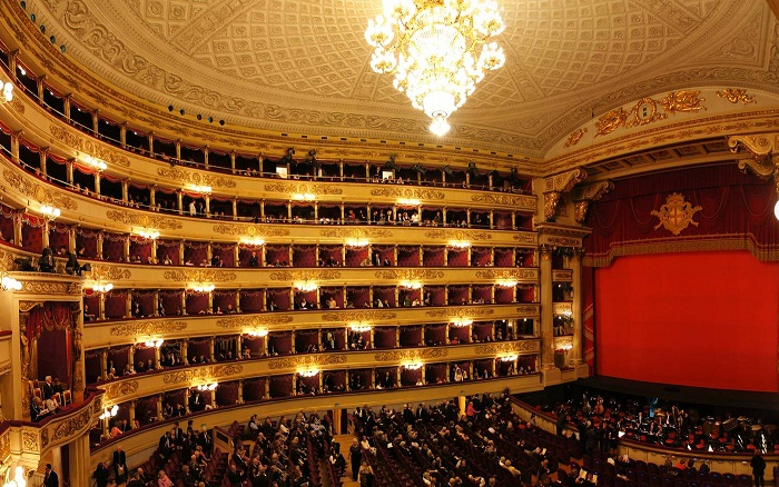 Megkezdődött a milánói Scala több tonnás csillárjának tisztítása