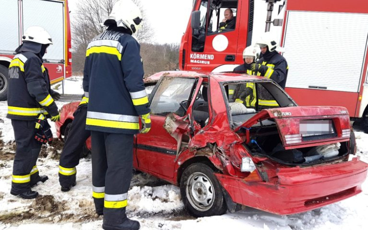 Ütközött, majd fejjel lefelé árokba zuhant egy Suzukis - kisebb sérülésekkel megúszta