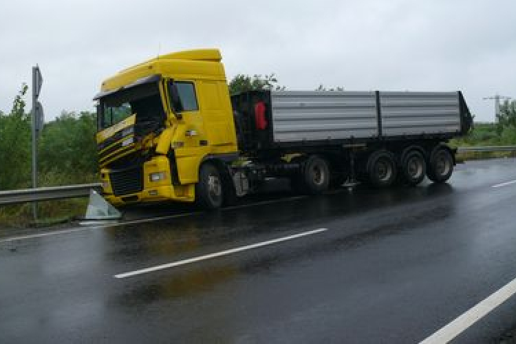 Keresztbe fordult egy kamion a 85-ösön