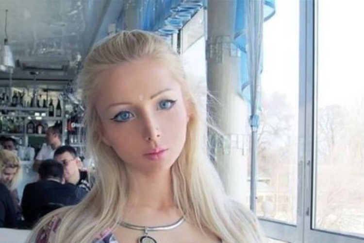 Egy szexbábu szűzességére licitálnak