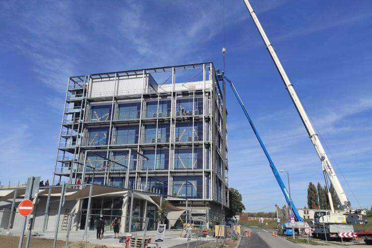 Daruk táncoltak az uszoda mellett