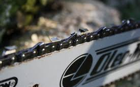 Láncfűrésszel fejezte le saját gyerekét