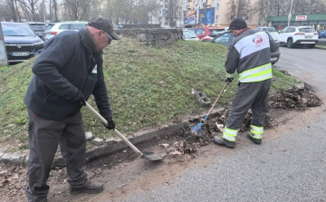 Tavasztól őszig tisztítják a padkák melletti részt