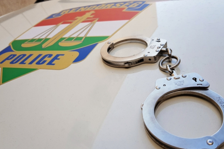 Nőnek öltözve lopott idősektől egy férfi, vádat emeltek ellene