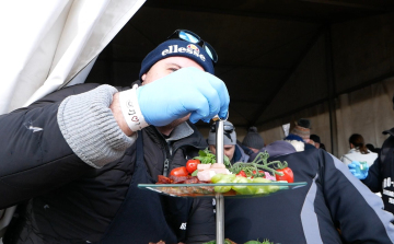 Kolbásztöltő verseny Écsen