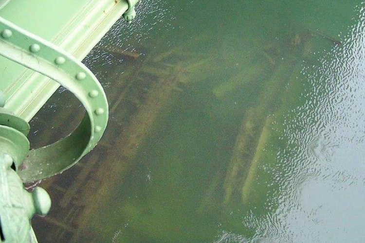 Előbukkant a Dunából a felrobbantott Ferenc József híd maradványa