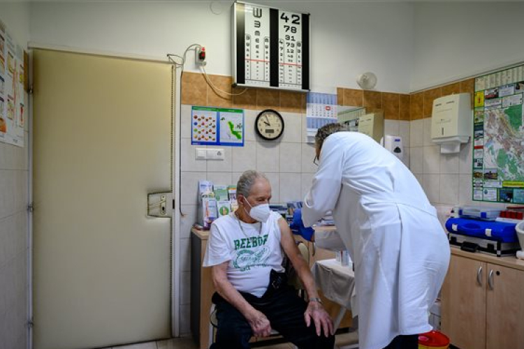 Kásler: perdöntő jelentősége van a harmadik oltás felvételének