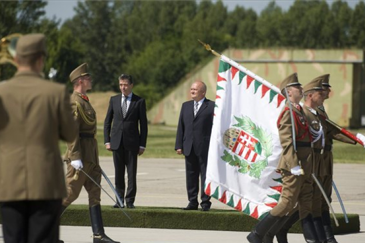 Új hangár építési területét adta át a pápai légi bázison a NATO főtitkára