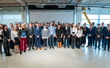 Tízszer százezer forint 50 hallgatónak