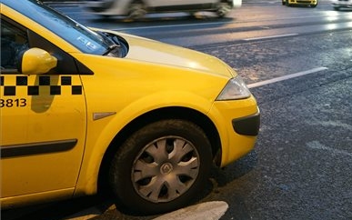 Önbíráskodott ír utasával szemben egy taxis Budapesten