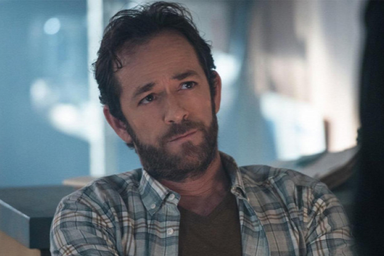Leállt egy sorozat forgatása Luke Perry halálhírére