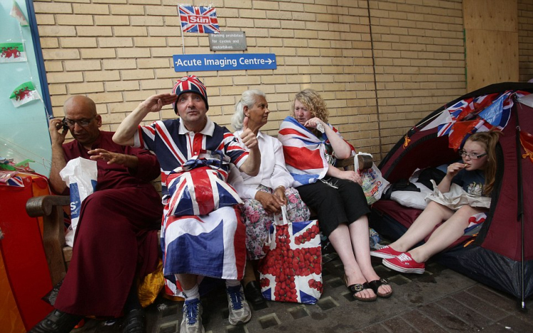 Így ünnepelték Londonban a királyi utód születését