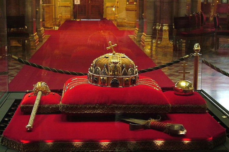 555 éve vásárolta vissza a Magyar Koronát Hunyadi Mátyás