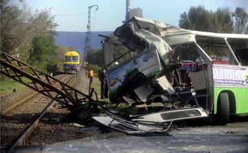 Vonat és busz ütközött Tatabányán - A buszsofőr nincs kihallgatható állapotban