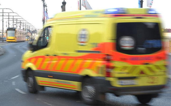 Mentőautó karambolozott Budapesten, egy ember megsérült