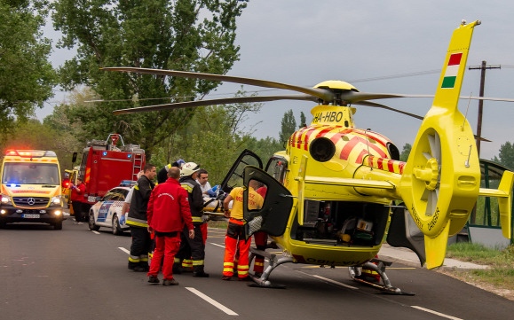 Súlyosan megsérült egy magyar valóságshow-szereplő és családja egy kgiyulladt autóban