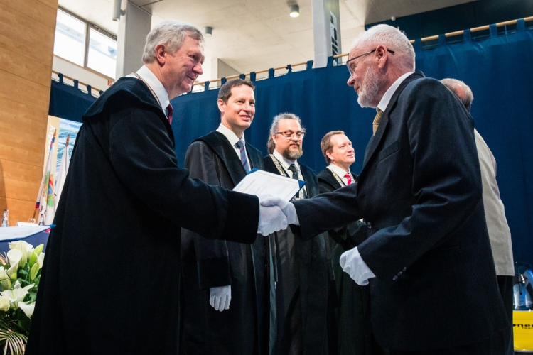 Ötven éve végzett mérnökök vehették át aranydiplomájukat a Széchenyi István Egyetemen