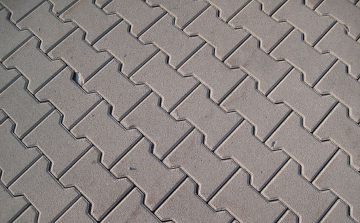 Kőburkolatok és térkövek a kertben: esztétikus és praktikus megoldások