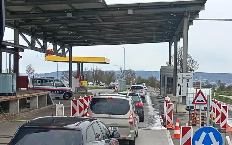 Jelentős a torlódás a magyar-osztrák határszakasz több átkelőjénél