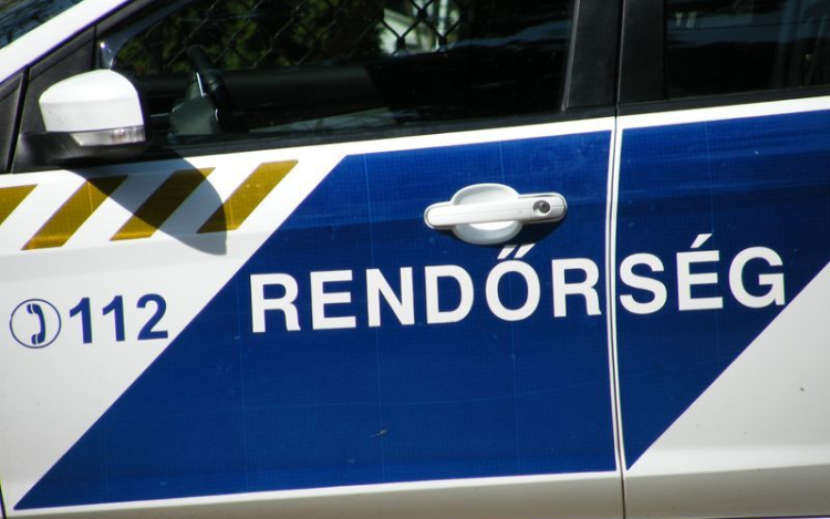 Árokba zuhant egy autó az M1-esen 