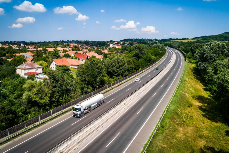 Átadták az M7-es sztráda újabb felújított szakaszát