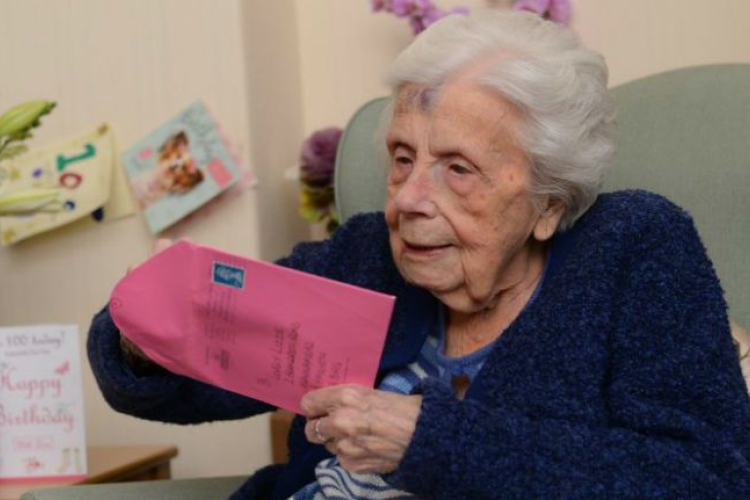Szívmelengető! 600 idegen köszöntötte képeslappal a 100 éves nénit