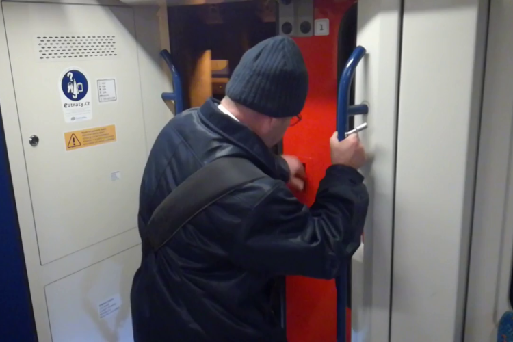 Nyitott ajtókkal ment tovább egy vonat Budapestről