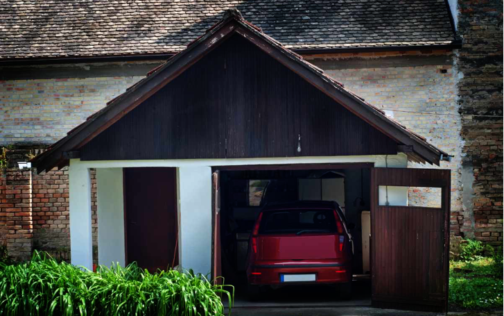 Garázs vagy fedett kocsibeálló: melyiket válasszam?
