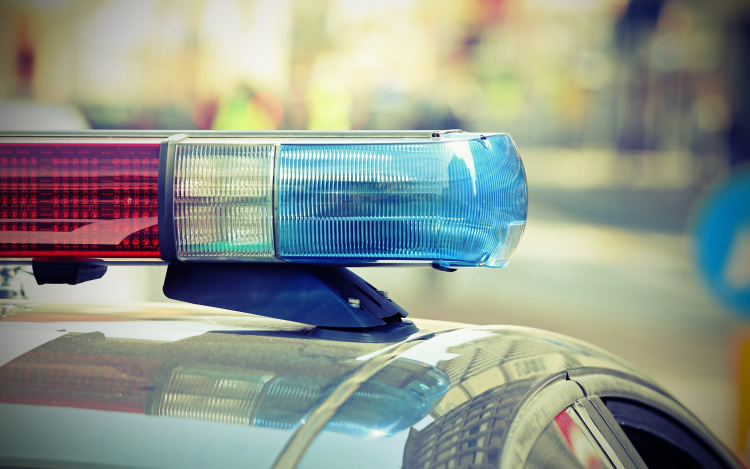 Brutális baleset Siófoknál, három ember egy felborult autó alá szorult