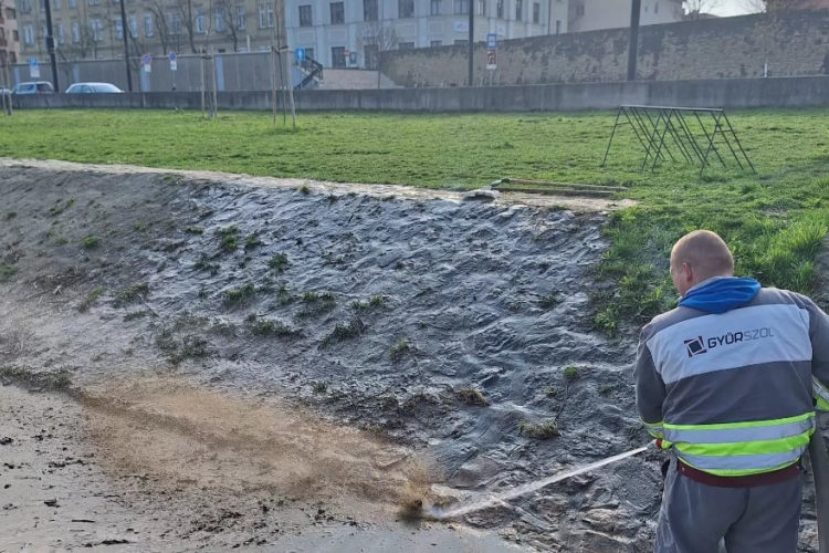 Takarítják a parti sétálóutakat Győrben