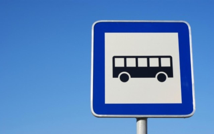 Új buszvárókat telepítenek a Városháza mellé