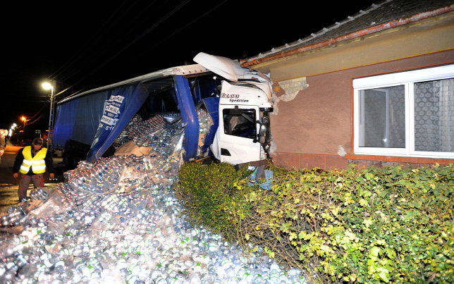 Becsapódott egy kamion a családi házba, miközben vacsoráztak