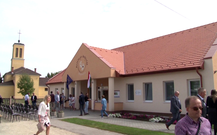 Átadták a bölcsődét Kisbajcson