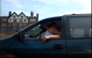 Autópályán hajtva szexelt a pár a kocsiban - Videó